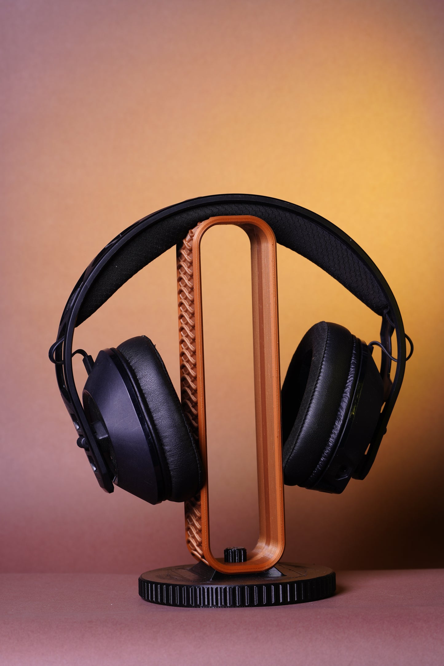Headphone Stand of Interwoven Stability